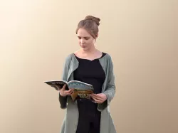 Marie 10693 - Woman Standing And Reading A Book Low-poly 3D model