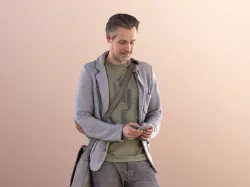 Will 10838 - Man Standing Texting With Smartphone And Bag Low-poly 3D model