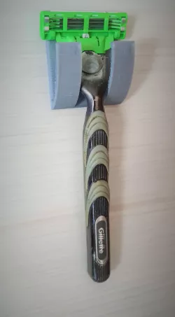 Simple razor holder