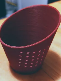 Small soil scoop with integrated sifter