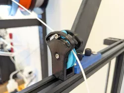 Filament Guide with Retaining Roller (for CR10)