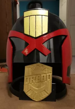 Judge Dredd helmet in 3 parts 