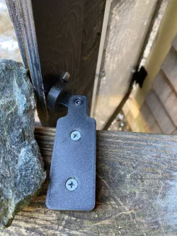 Magnetic door latch