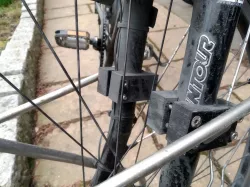 Universal mount (inclusive suspension fork) for low rider bicycle luggage carrier