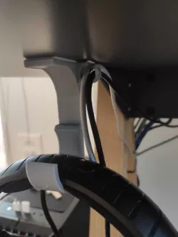 Simple Headset Holder with integrated Cable Holder