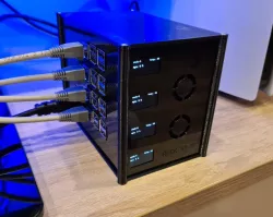 Raspberry Pi rack with OLEDs and built in power supply