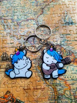 LLAVERO UNICORNIO CON GUITARRA / UNICORN KEYCHAIN WITH GUITAR 