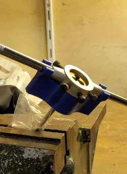 Thread cutting jig