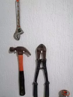 Tool hammer wall hanger