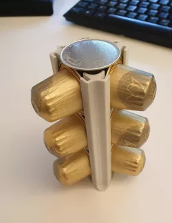 Triangular coffee capsule holder