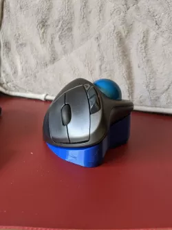 Logitech M570 Tilted Stand