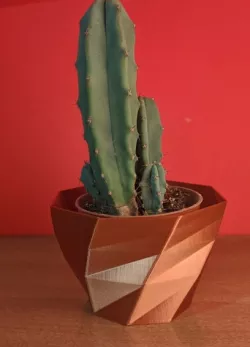 Low poly vase planter
