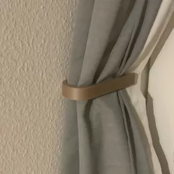 Curtain tieback / holder