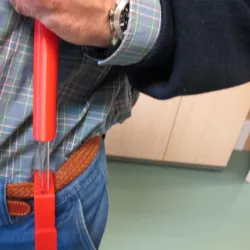 ook to help you get dressed/Gancho para ayudar a vestirse