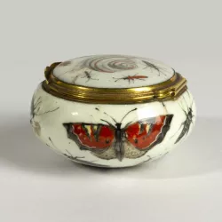 Porcelain snuff-box with insects and butterflies