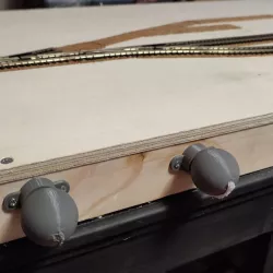 Push-pull knob system for model railway points/switchs/turnouts