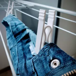 Springless clothespin
