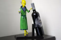 MR BURNS WINE HOLDER