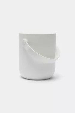 Bucket with sifter