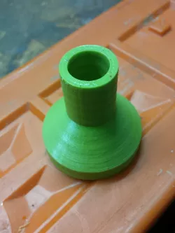 Funnel for oil filling chain saw