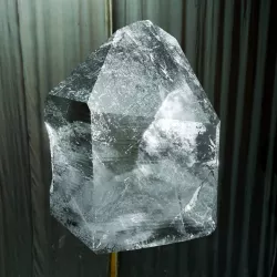 Small fractured quartz crystal  Low-poly  3D model