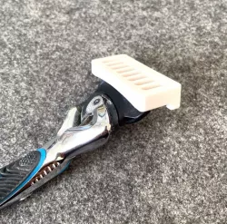 Blades protector for wet shaver