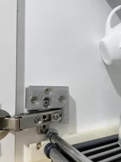 Hinge bracket