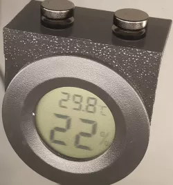 Magnetic hygrometer holder for some enclosures (like Tukkari)