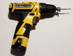 Thread cutter to cordless screwdriver adapter