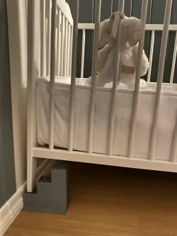 Baby bed hight adjuster 