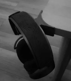 Corner table headset holder