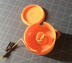 retracting cable box