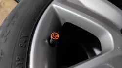 Čepičky pro rozlišení montáže kol ; Valve caps, Wheels distinction (CZ+EN versions)