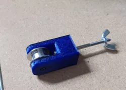 Adjustable pulley holder