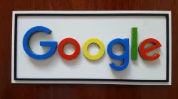 Placa con logo de Google.
