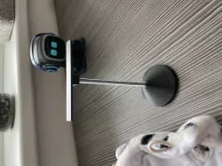 Věšák pro oblečky robota Emo od Living.AI