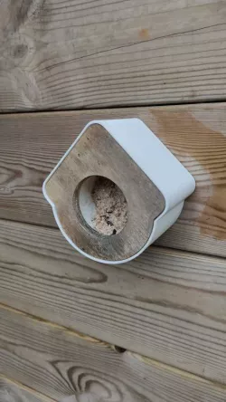 Bird feeder