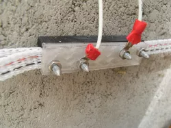 Electric slug fence connection piece