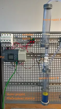 Přečerpávací stanice – model technologického procesu řízený PLC automatem