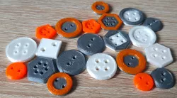 Customizable clothes buttons maker