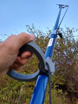 Device to hold and snip a long handled pruner