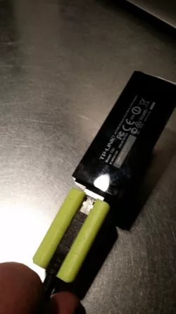 Usb cable holder for laptop screen 