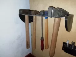Wall mount for hammers