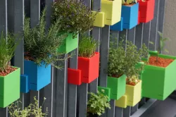 Balcony Garden: Self-watering flowerpots/planters for balcony railings (parametric)