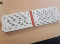 Breadbord connector clip