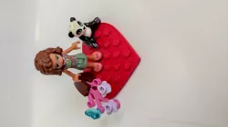 Heart stand with LEGO pads