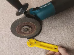 Angle Grinder (Makita) Lock/Unlock tool