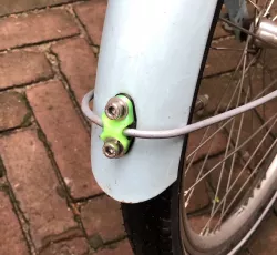 Gazelle bicycle mudguard fastening clip / spatbord klem