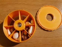 Dispenser for pills - 7 days, locking the metering, easy filling