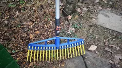 Gardening leaf rake with replaceable teeth